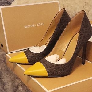 NWB sz 6 Michael Kors Pumps, KeKe Toe signature semi lux -